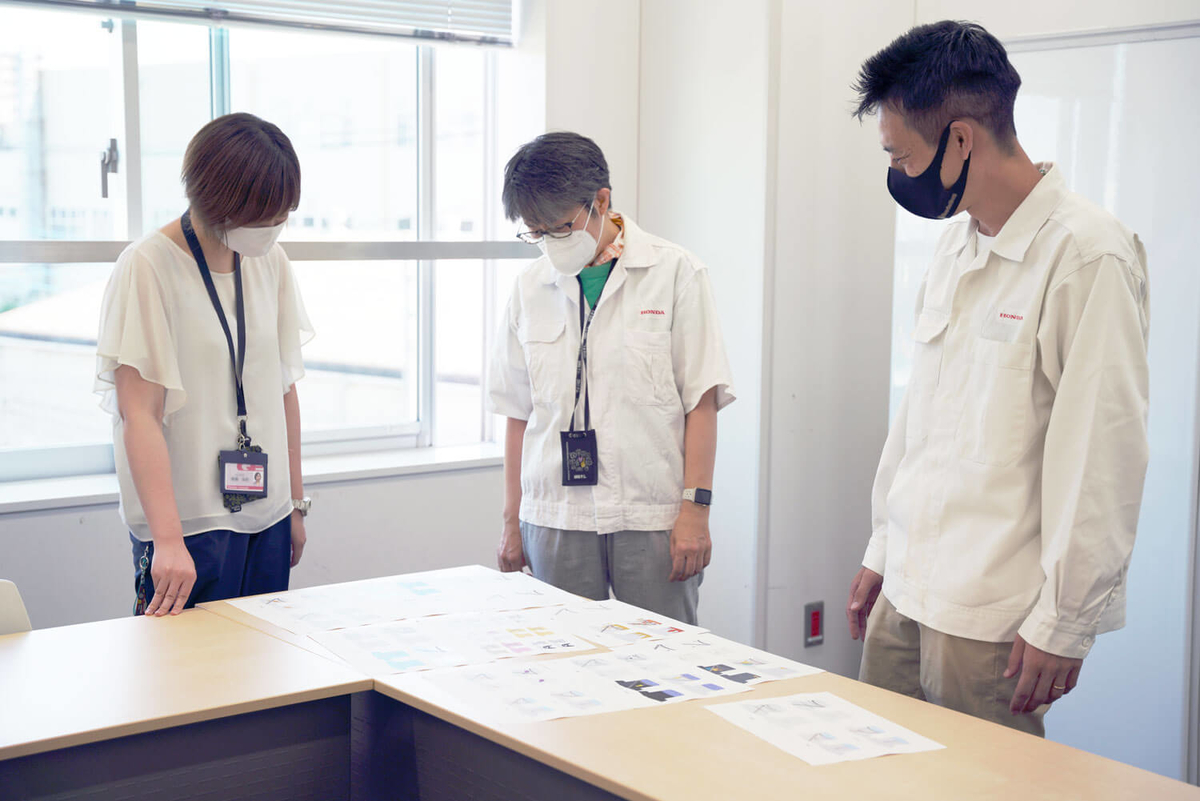 シートベルトが似合うTシャツコンテストの審査風景