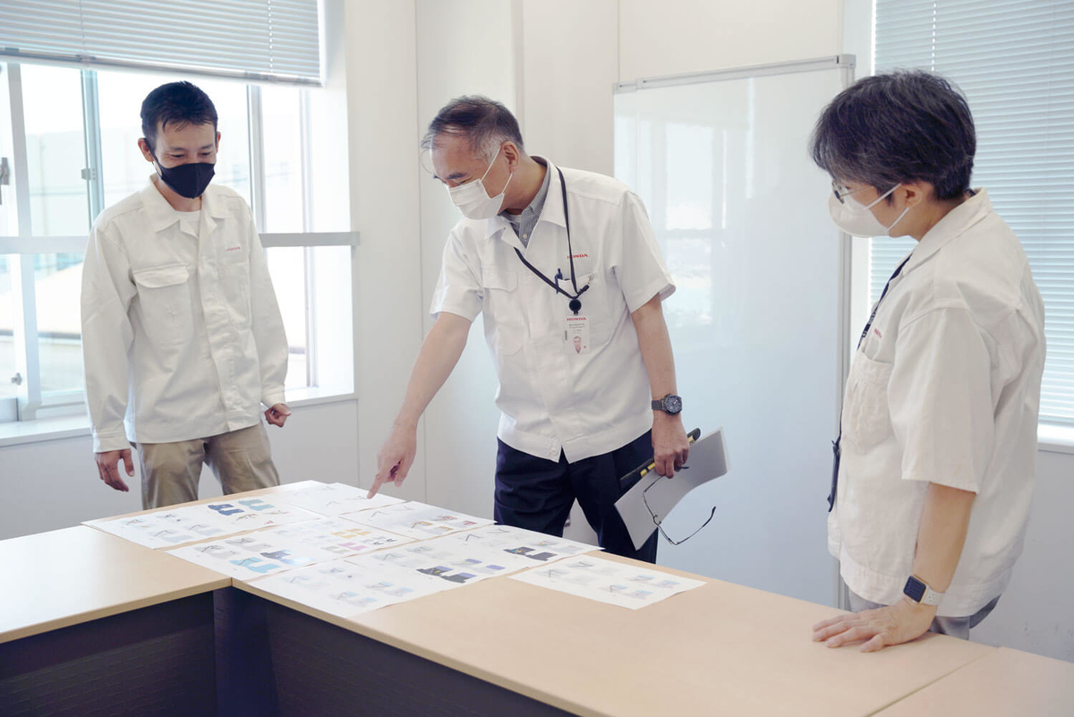 シートベルトが似合うTシャツ企画の審査風景