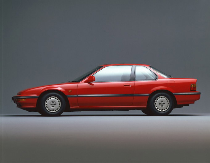 先代モデルのイメージを大きく残した3代目プレリュード。エンジンをしまい忘れたかと思ってしまうほどの、低く薄いボンネットも売りだった。