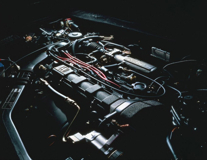 そのボンネットに収まるエンジン。18度後傾して搭載することなどによって、ミッドシップかと思わせるほどの薄さを実現した。