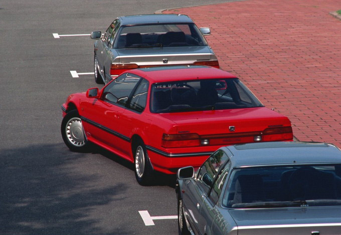 ハンドルの操作量に応じて、後輪を同位相、または逆位相に操舵する4WSは、このプレリュードが世界初採用だった。高速のレーンチェンジといった小さい舵角では、安定性を高めるべく後輪が同位相に切れる。車庫入れなどで大きな舵角が必要なときは逆位相に切れることで、小回り性能を高めた。