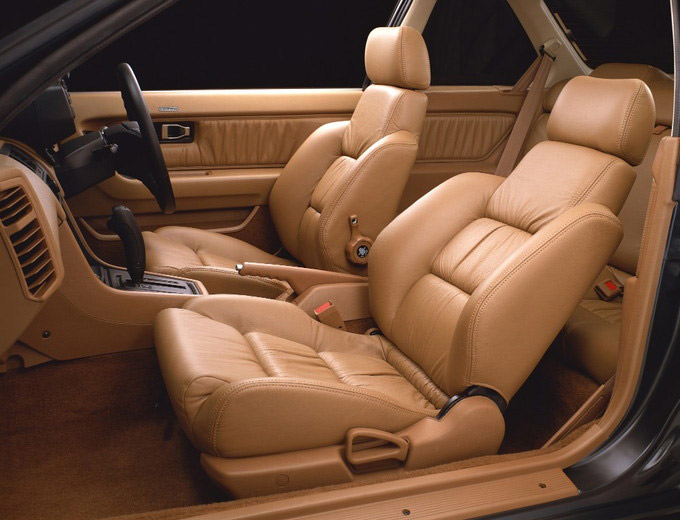 革をふんだんに使った、特別仕様車Si ステイツのインテリア。トレイ状になっているダッシュボード、ドアノブ周りに「ロックしましょう」と記されたステッカーが付くのが、当時のホンダにありがちな姿だった。