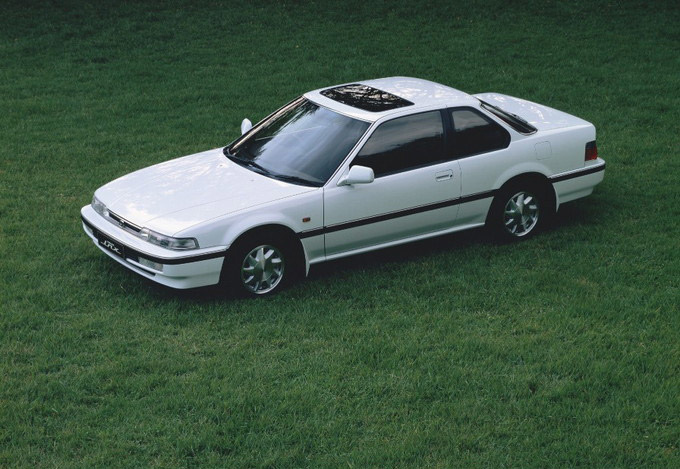 フルモデルチェンジから2年が過ぎた1989年、2代続いたリトラクタブルに代えて固定ヘッドライトを採用したインクスが登場。落ち着きを求めるユーザーへアピールした。