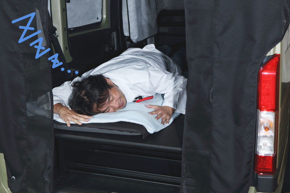 大橋さんがN-VANの車内で寝ている写真