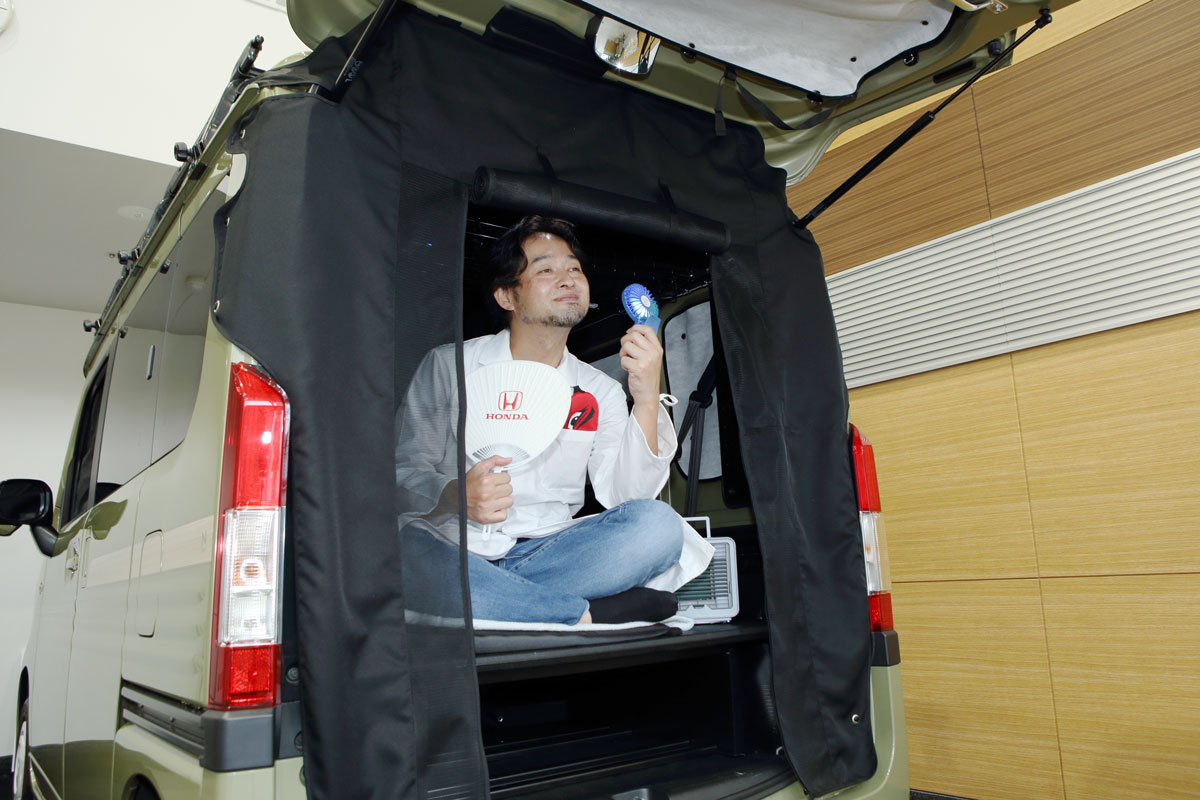 N-VANの車内で大橋さんがミニ扇風機とうちわを使っている写真