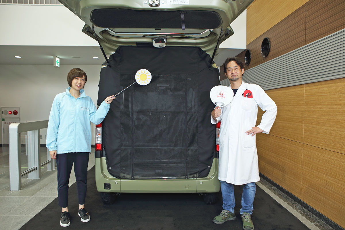 大橋さんとカエライフ編集部がテールゲートメッシュを装着したN-VANの前に立っている写真