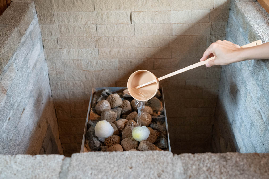 サウナストーンに水をかける様子