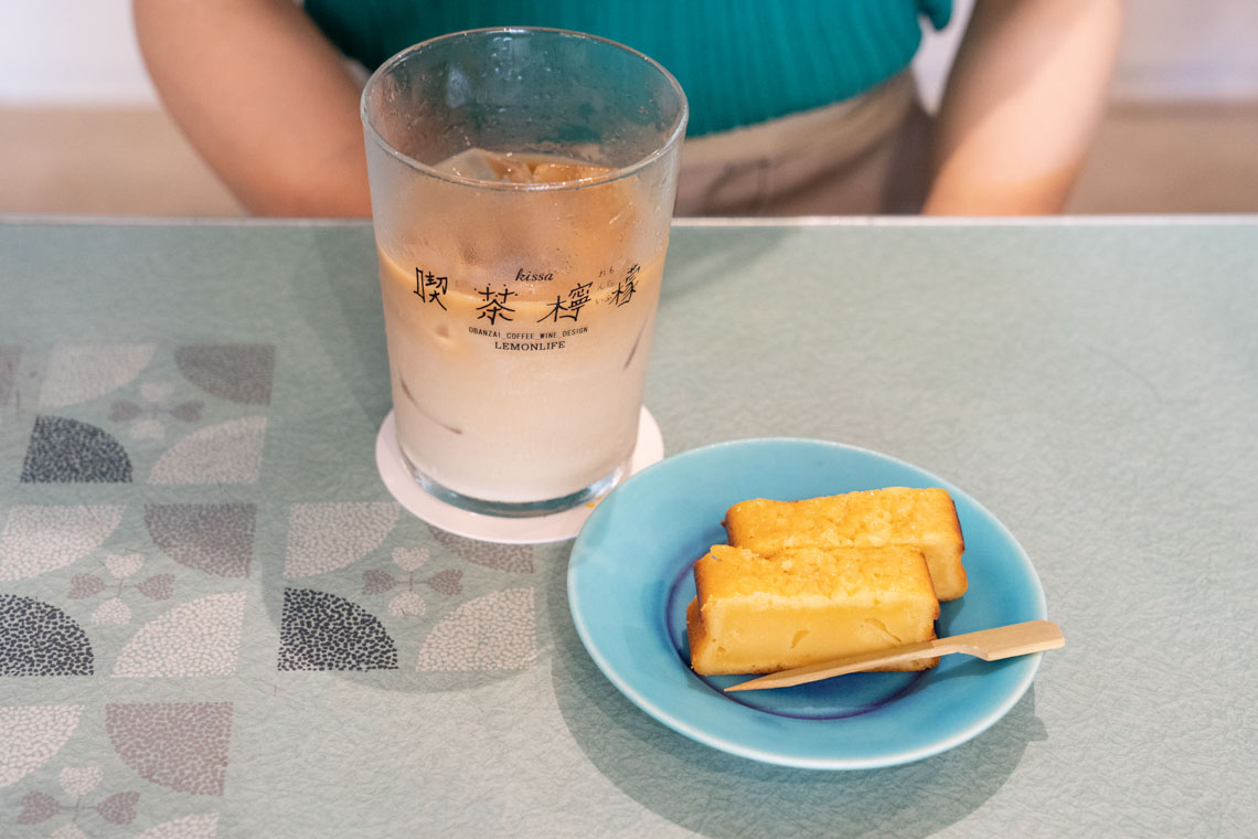 カフェオレとレモンケーキ