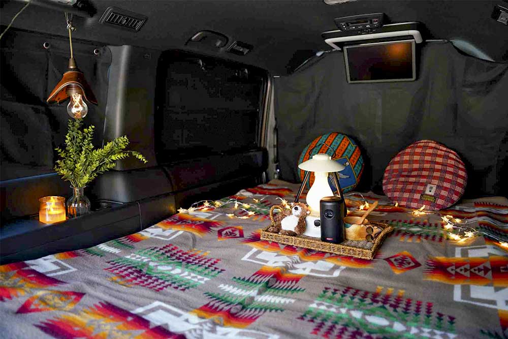 純正品のプライバシーシェードを取り付けたHonda「ステップワゴン」の車内