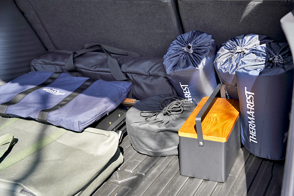 荷室のデッドスペースを埋める