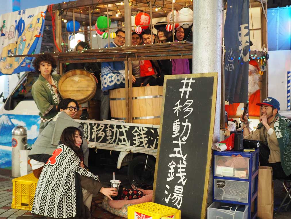 移動式銭湯に入浴する人々