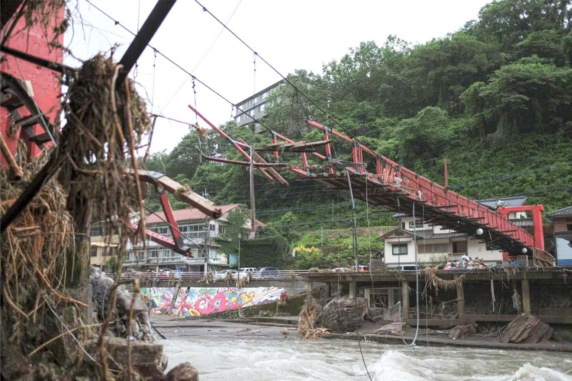 洪水により橋や旅館が流された天ヶ瀬温泉街