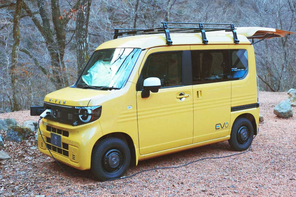 給電中のN-VAN e:。サイズ感はガソリン車とほぼ同じ