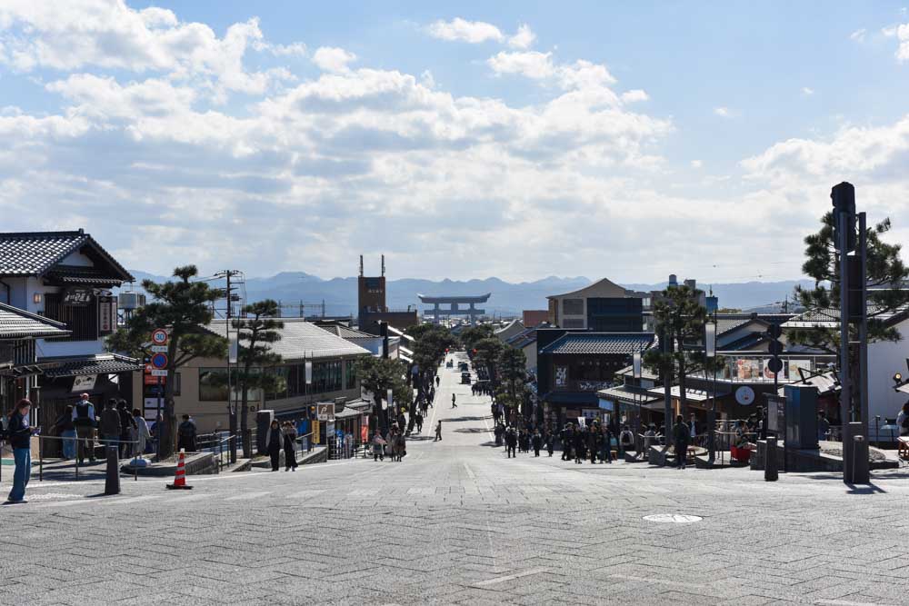 お店が並ぶ神門通り