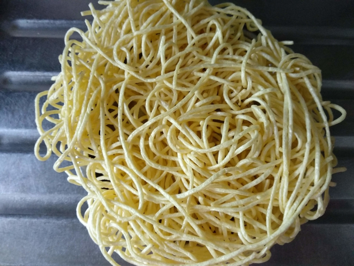 香港の食材:麺いろいろ。伊麺(伊府麺、E fu noodle)、幼麺、炒麺、粗麺、焼きそば麺、餃子の皮などなど。日本人のご家庭でも使いやすそう ...