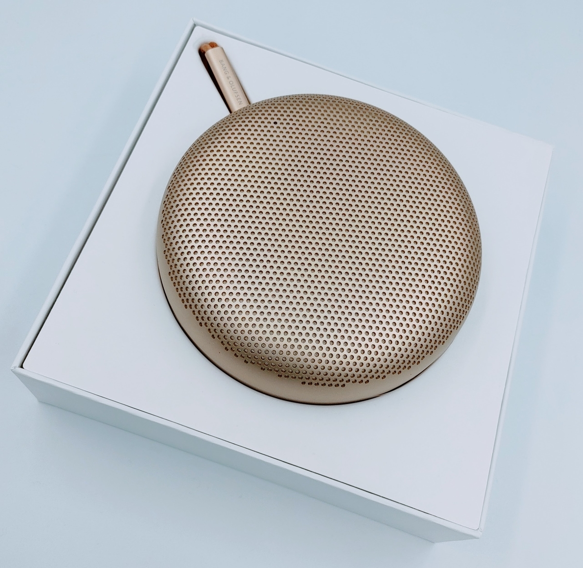値下げ: 美品: B&O Bluetoothスピーカー A1 第二世代 ゴールド ヨドバシ.com - バング & オルフセン Bang & Olufsen Bluetooth