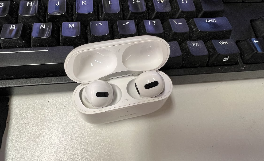 【第一世代】Apple AirPods Pro【備品完備/ノイズ不具合あり】 第一世代】Apple AirPods Pro【備品完備/ノイズ不具合あり】