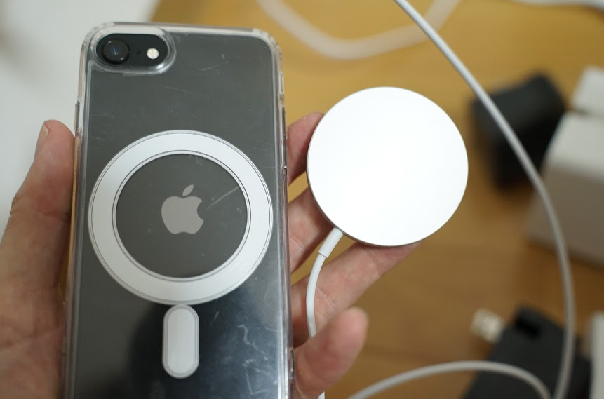 iPhone - iPhone SE 2(第二世代) 新品未使用、ワイヤレス充電器付き スマホ 無線充電器 ワイヤレス充電器 充電器 iphone 急速充電