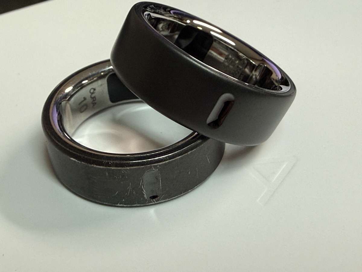 新旧Oura Ring 4の外観比較（左が新品、右が旧リング）
