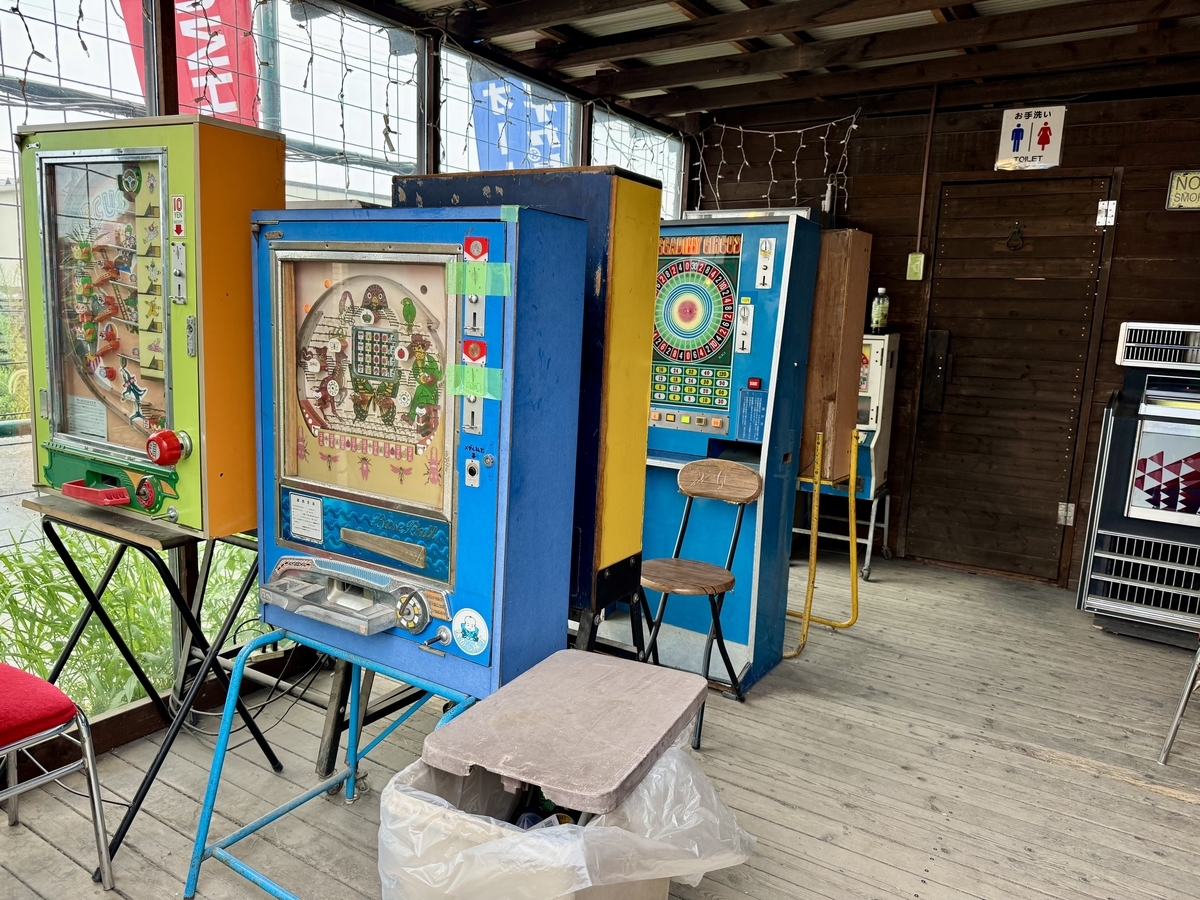 昭和ノスタルジー】話題の『レトロ自販機の聖地』 ”中古タイヤ市場