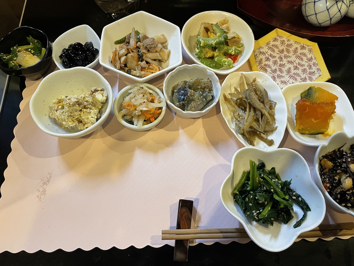 めちゃくちゃお通しが出てくるお店で食べた そんな気の子