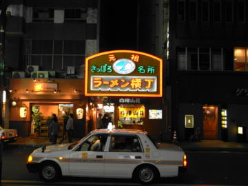 行列している店、空いている店、いろいろです。