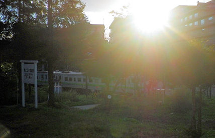 0907_夕陽と普通列車.jpg