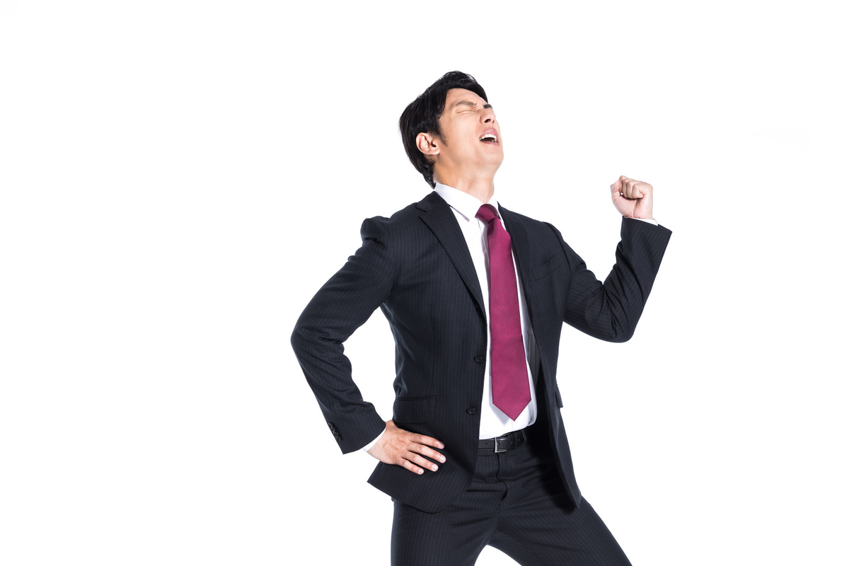 仕事をやっつける男性