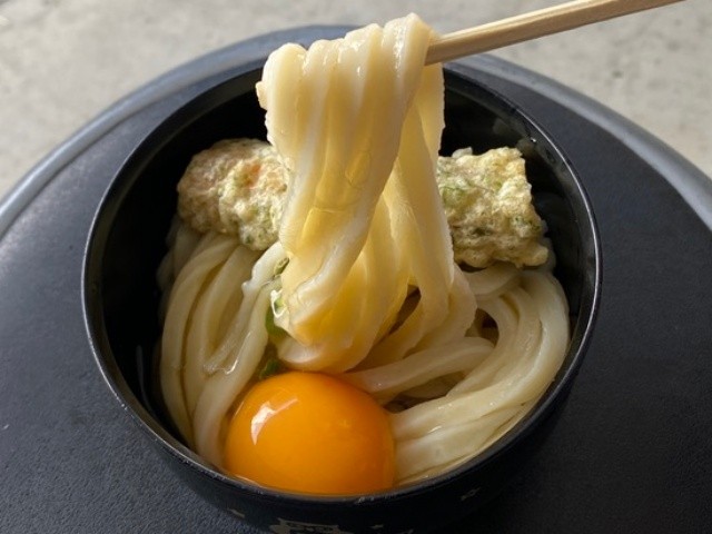 「世界一美味しいうどん」と評判！香川・三豊市で愛され続ける、昭和レトロな商店