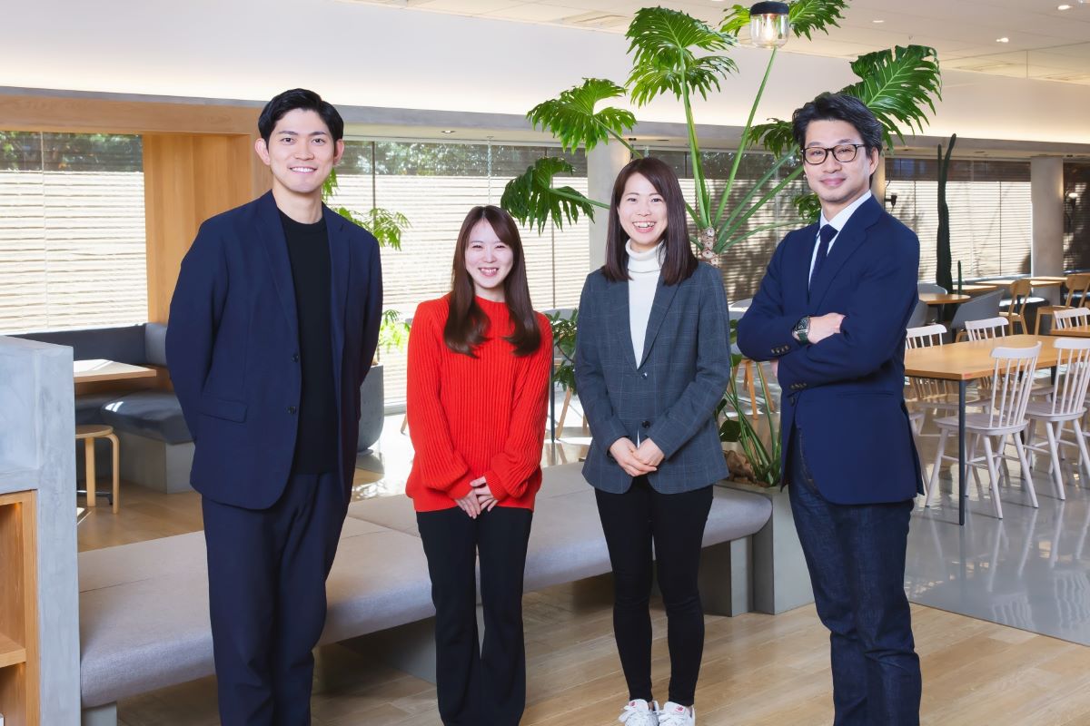コマース統括メンバーの集合写真。左から、コマースプロデュース事業本部 神田 大地，コマーステクノロジー事業本部 入江 美月,コマースプロデュース事業本部 小西 葉,執行役員/コマース統括担当コマースプロデュース事業本部長 菅 真輝