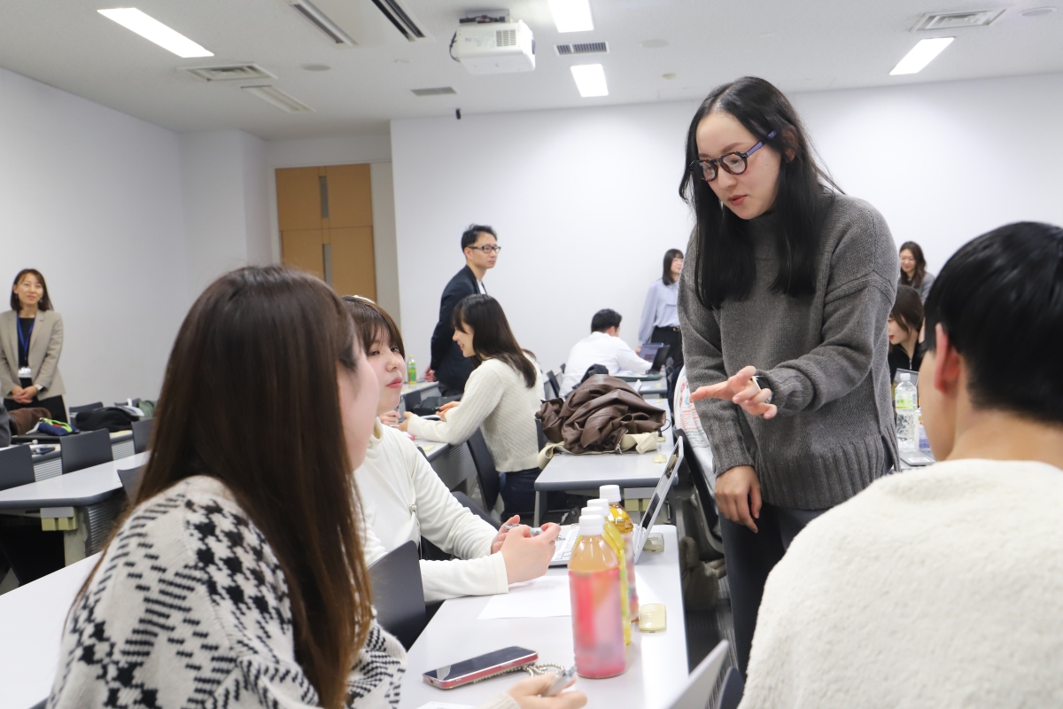 博報堂プロダクツ社員が学生にアドバイスをしている様子
