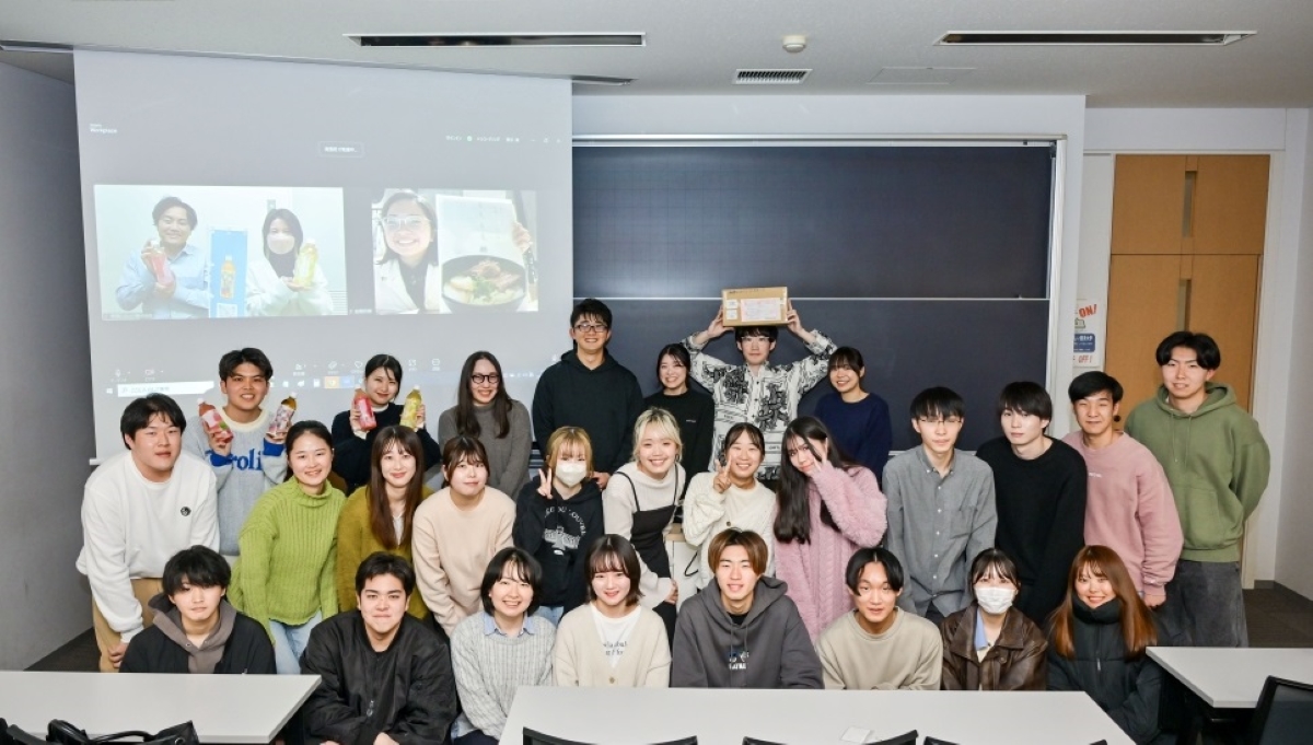 東洋大学学生と博報堂プロダクツ講師の集合写真