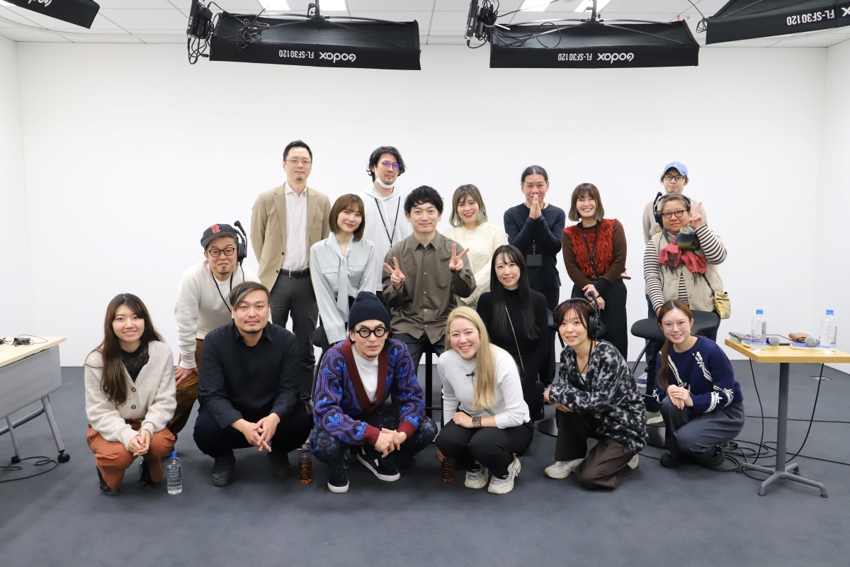 Fluffy Ketのお二人（2列目、左から2-3番目）と映像クリエイティブ事業本部メンバー集合写真