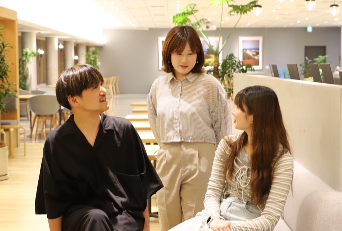 3人が談笑している画像