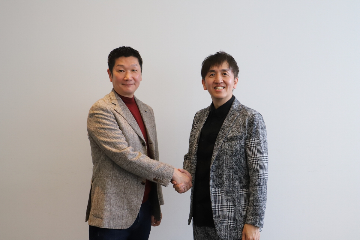 ENND Partners CEO・岩渕匡敦と博報堂プロダクツ 取締役 常務執行役員・茂呂譲治の握手している写真