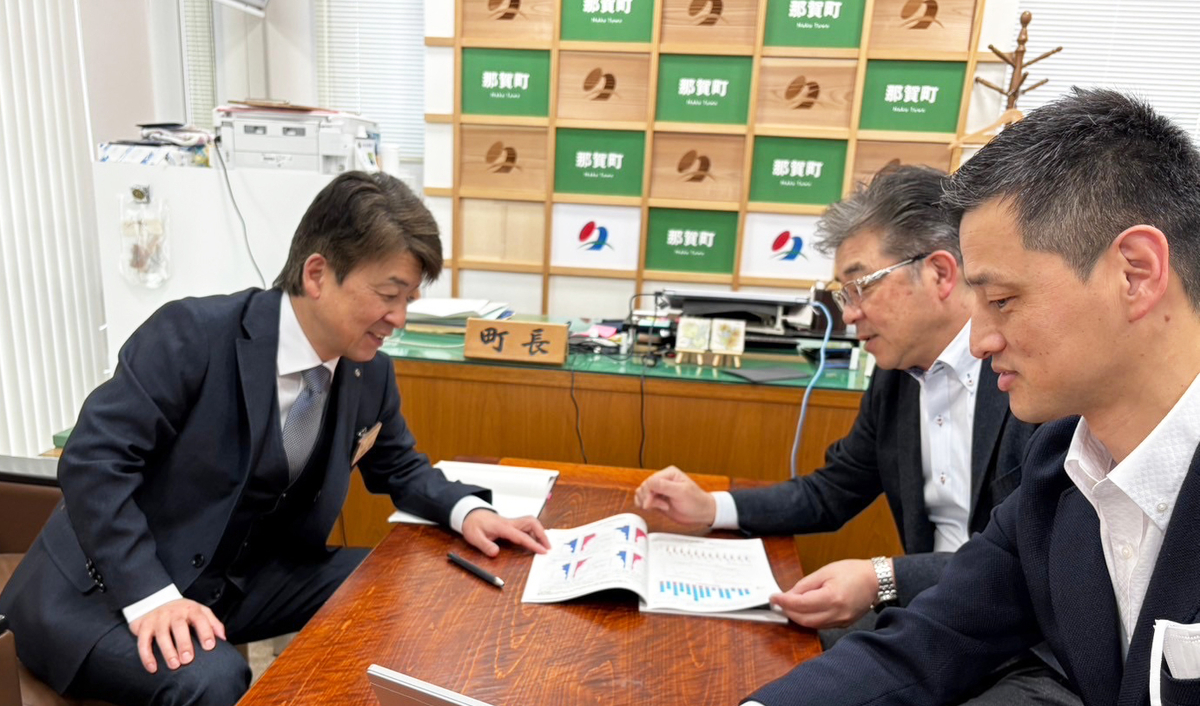 那賀町長と博報堂プロダクツの板垣、森が話している様子
