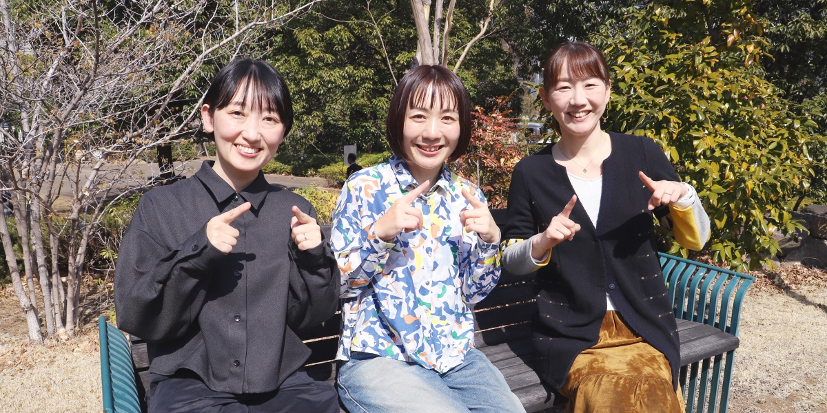 ハハハクリエイティブ３名の集合写真。左から統合クリエイティブ事業本部 藤原麻希子、長瀬桃子、七尾裕美