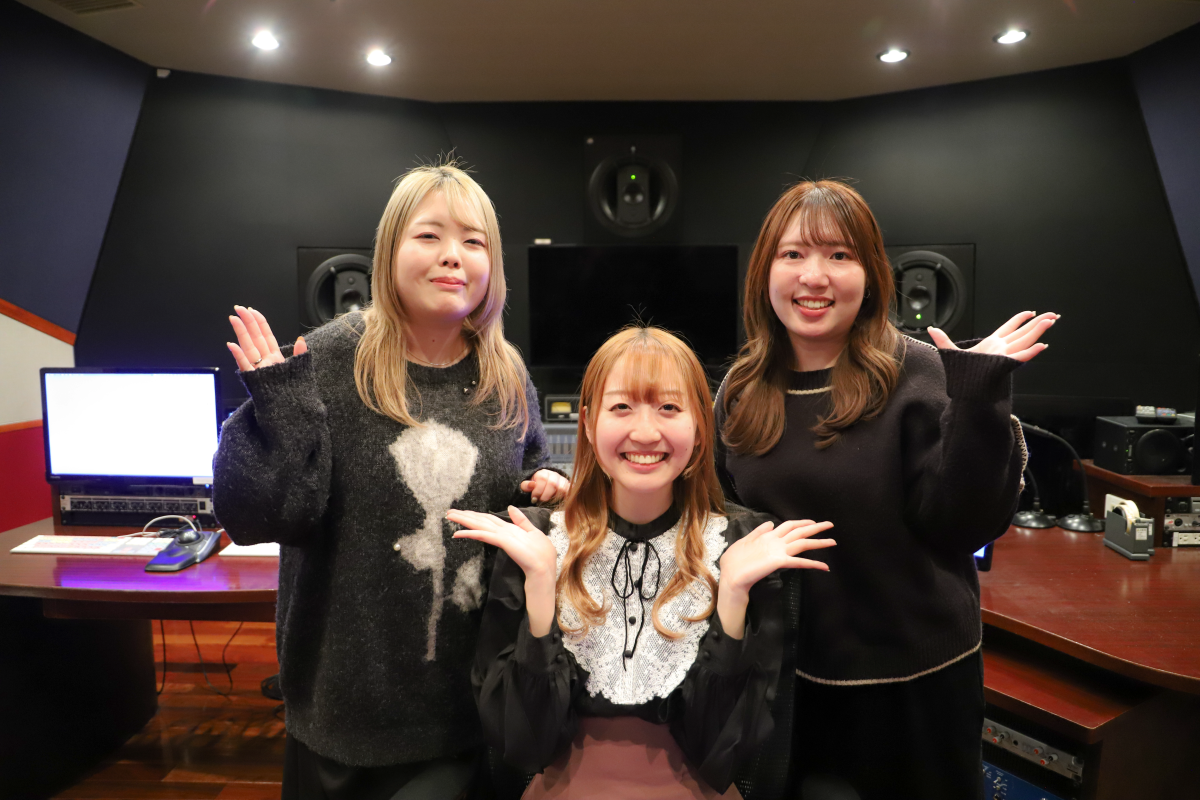 スタジオでREDHILL事業本部の武谷、本間、鷹濱が並んでいる集合写真