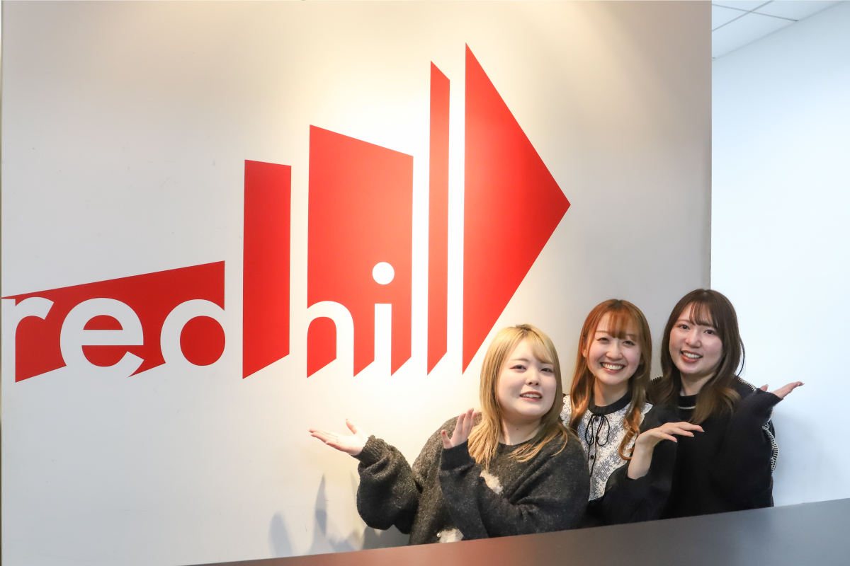 REDHILLのスタジオ入口で武谷、本間、鷹濱が並んでいる集合写真