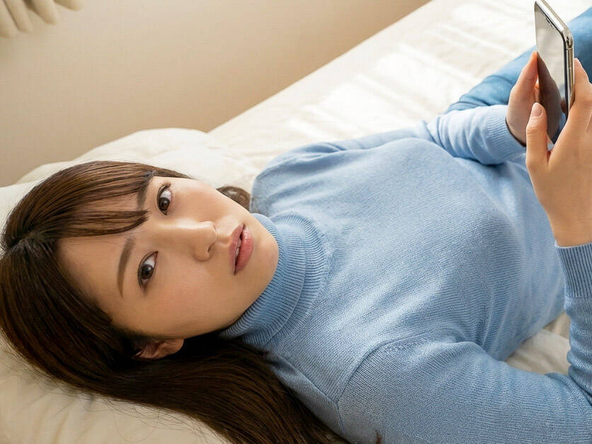 スマホしているマユミ