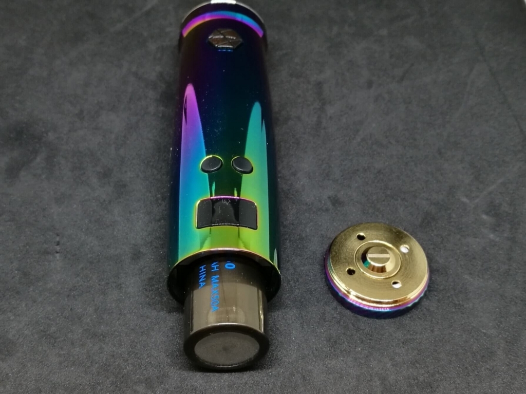 UWELL NUNCHAKU MODにバッテリーを挿入している