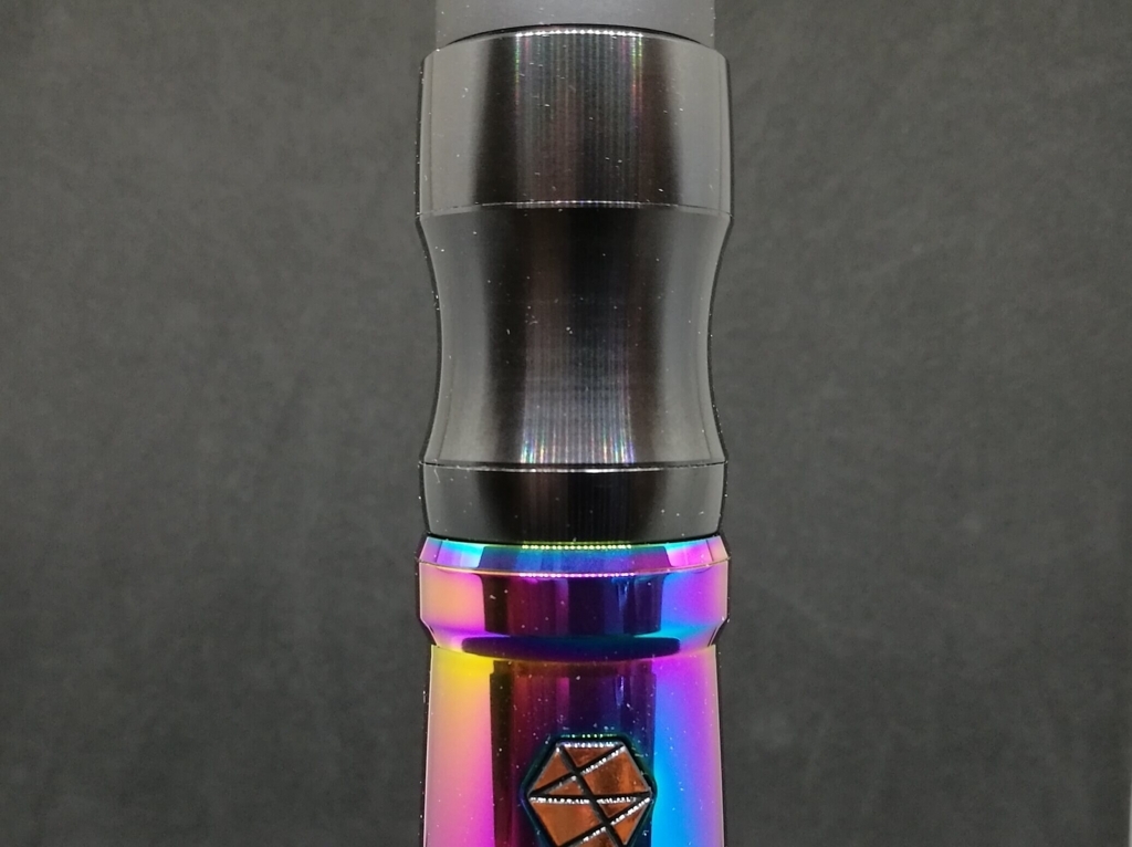 f:id:hrktksm:20180513111050j:plain UWELL NUNCHAKU MODにCthulhu Squonk Genius Adapterを載せたところの繋ぎ目のアップ