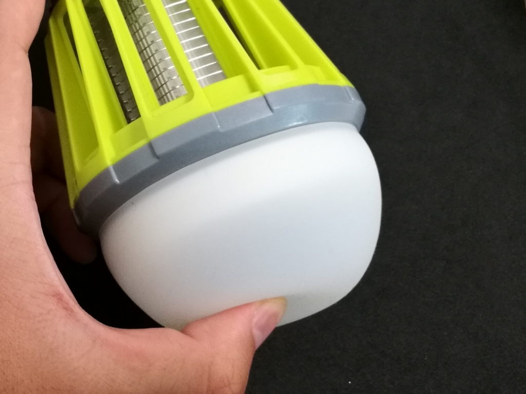 ENKEEO LEDランタン ラバー素材のカバーを指で押し込んでいる