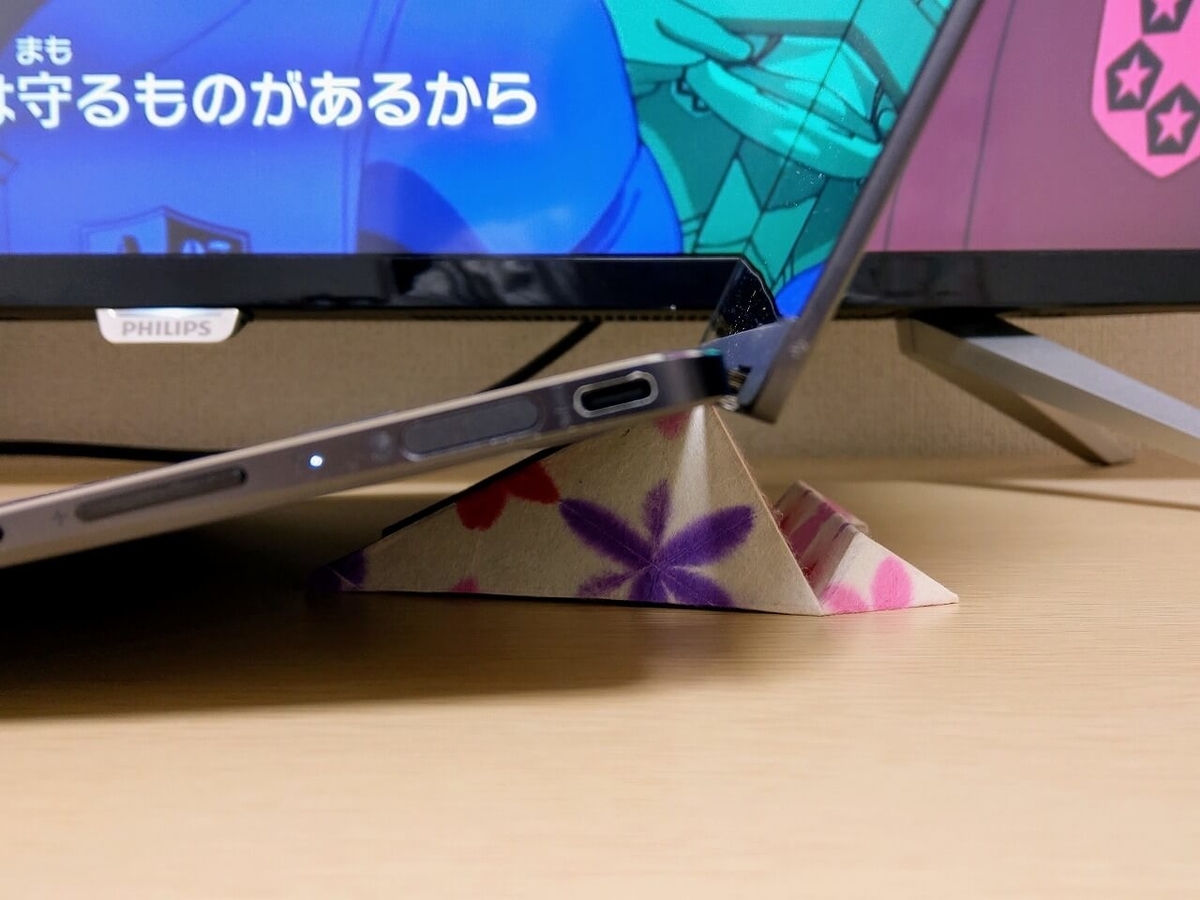 f:id:hrktksm:20190317193215j:plain フォルダブル2にラップトップを置く(横から)