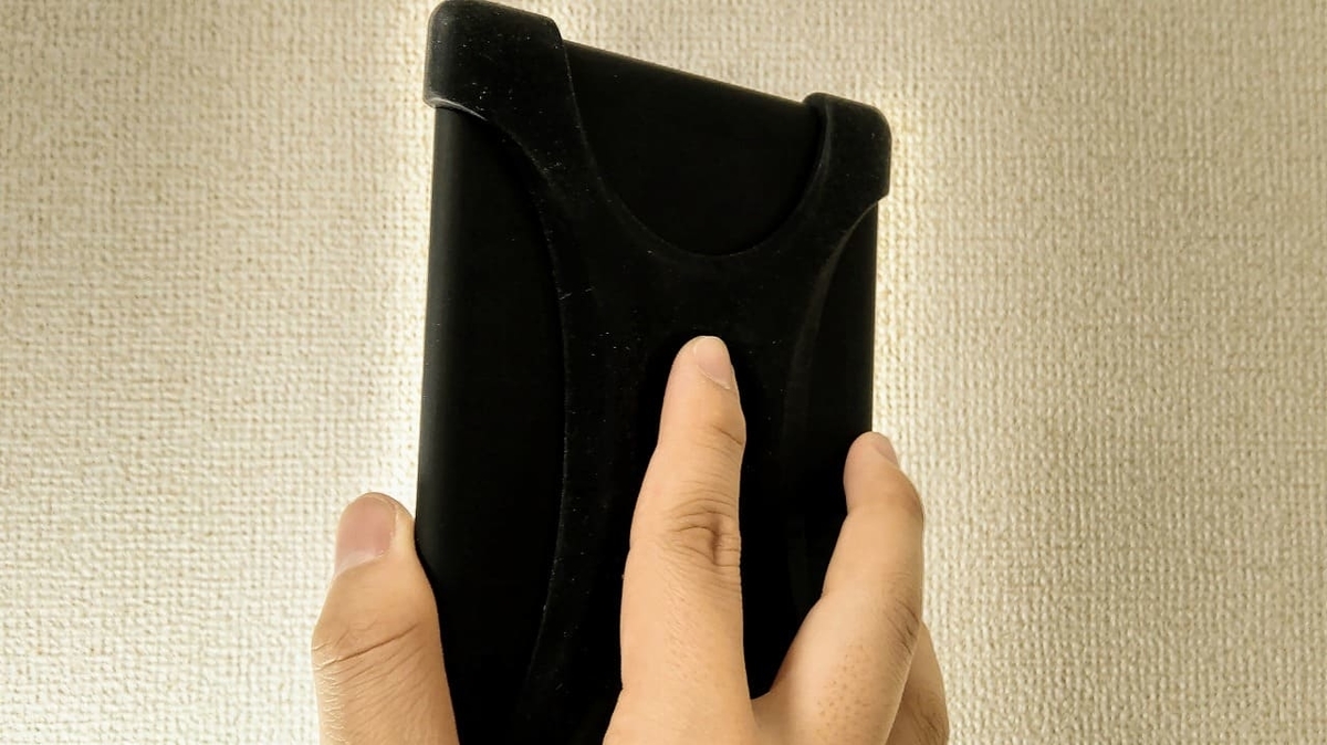 f:id:hrktksm:20190419193206j:plain Palmo for Kindle Paperwhite背面の輪に人差し指を置く