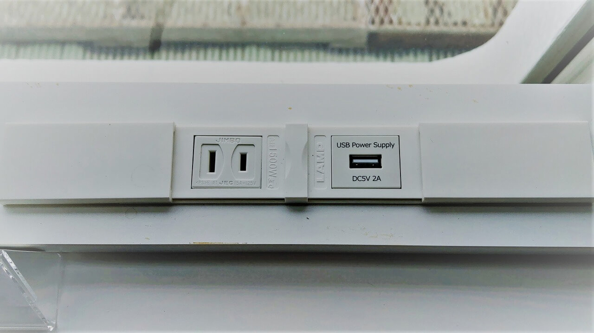 コワーキングスペース窓際のコンセント・充電用USB端子