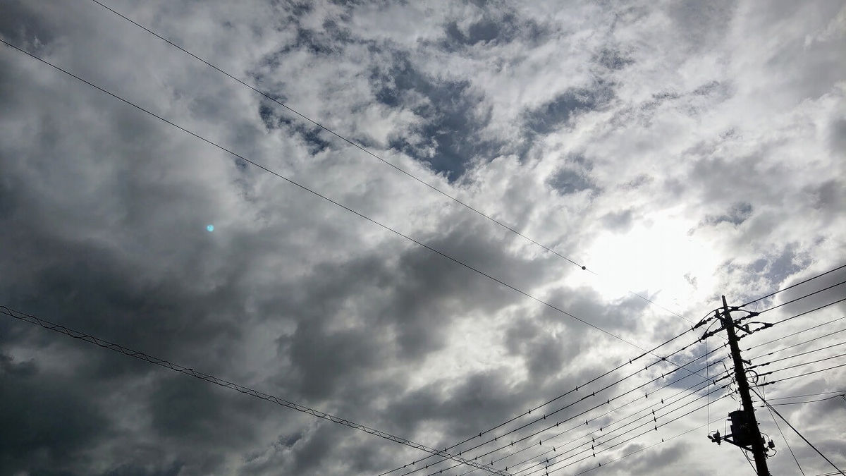 f:id:hrktksm:20190922183349j:plain 薄曇りの空