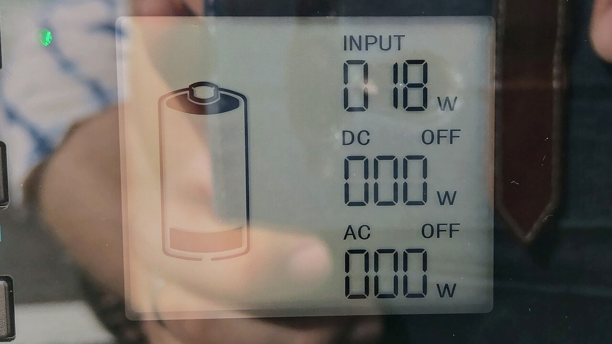f:id:hrktksm:20190922183400j:plain suaoki PS5B 120000mAh ポータブル電源を太陽光でソーラー充電(曇りの日)