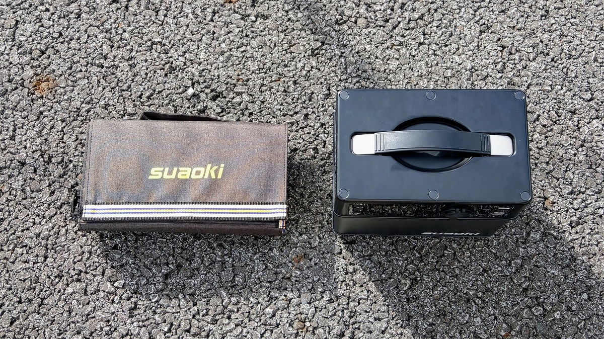 suaoki PS5B 120000mAh ポータブル電源とソーラーチャージャー(上から)