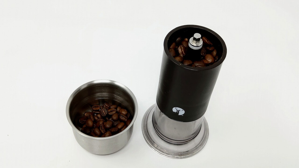 キャプテンスタッグのコーヒーミルで豆を挽く